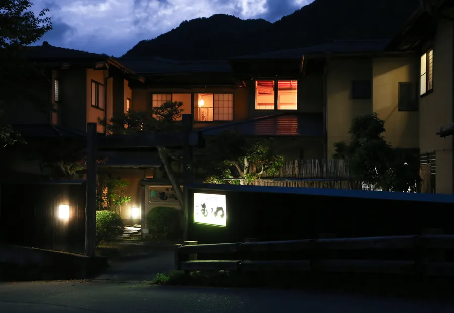 夜の外観